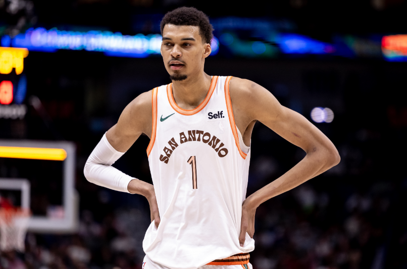 奥拉朱旺:文班亚马开发出新版梦幻脚步,勾手跳投是隐藏绝技